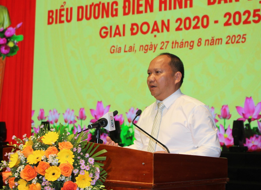 Standing Deputy Secretary of the Provincial Party Committee and Chairman of the Provincial People's Council Rah Lan Chung delivers a directive speech at the conference. Photo: N.H a3.jpg