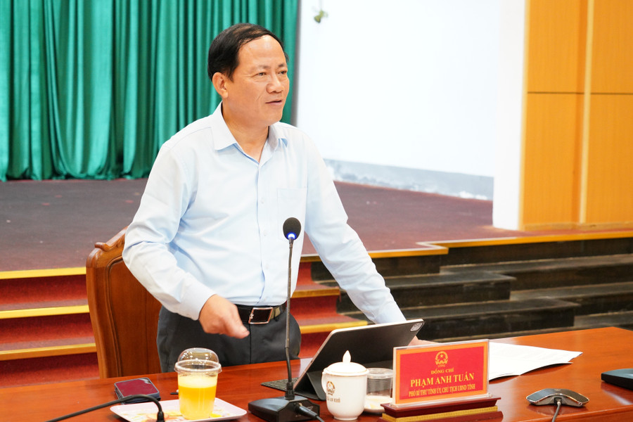 Chairman of the Provincial People’s Committee Phạm Anh Tuấn delivers concluding remarks at the session. Photo: N.H 6.jpg