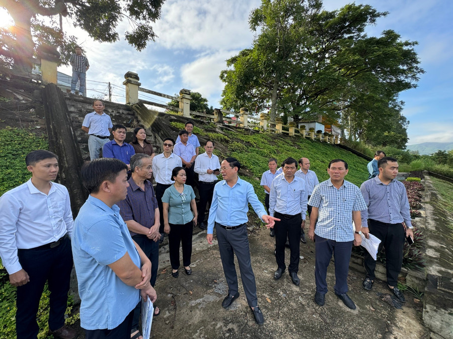 Chairman of the Provincial People’s Committee Phạm Anh Tuấn surveys the Ba River embankment in An Khê Ward. Photo: N.H 8.jpg
