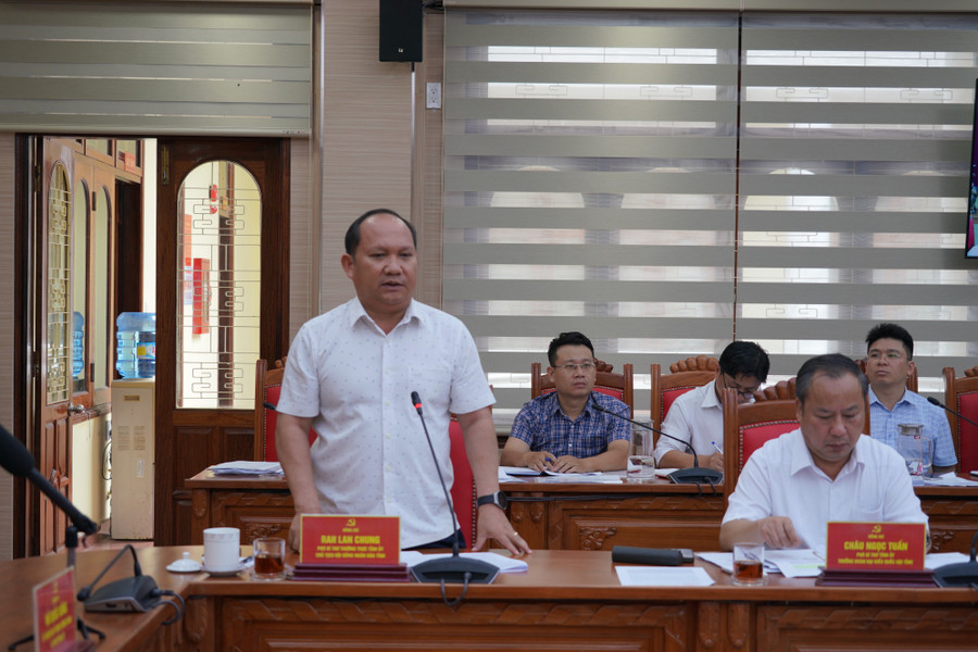 Standing Deputy Secretary of the Provincial Party Committee and Chairman of the Provincial People’s Council Rah Lan Chung speaks at the conference. Photo: N.H 3.jpg