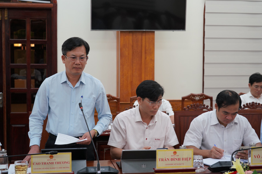 Director of the Department of Agriculture and Environment Cao Thanh Thuong presents a summary report on agricultural production, disease prevention and control and livestock development. Photo: N.H 1.jpg