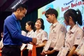 The Gia Lai Provincial Youth Union, in collaboration with Muc Tim Magazine—Tuoi Tre Newspaper and Binh Dien Fertilizer Joint Stock Company, has awarded the "For the Future of Vietnam—Preventing School Dropouts" scholarships to students in Gia Lai province.