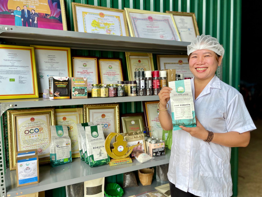 Five 5-star OCOP products from Nam Yang Agricultural and Service Cooperative (Kon Gang commune) will be showcased at the Autumn Fair 2025. Photo: Vũ Thảo ca-phe-dak-yang-fine-robusta-dat-diem-so-875-trong-bang-xep-hang-cua-vien-chat-luong-ca-phe-cqi-anh-vu-thao.jpg