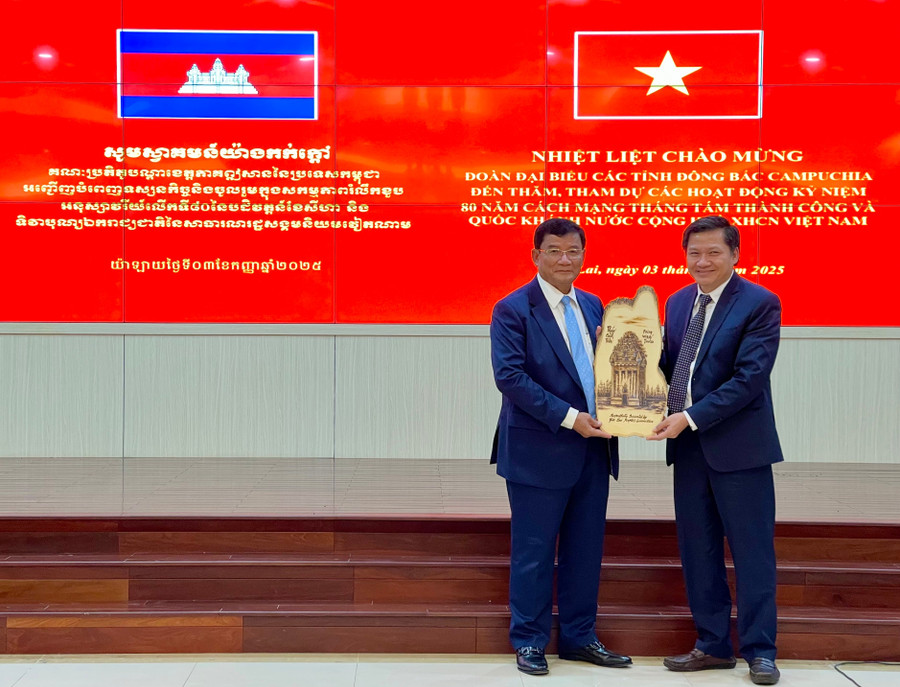 Permanent Vice Chairman of the Gia Lai provincial People’s Council Trương Văn Đạt (right), presents a gift to the leader of Preah Vihear Province. Photo: Vũ Thảo 33.jpg
