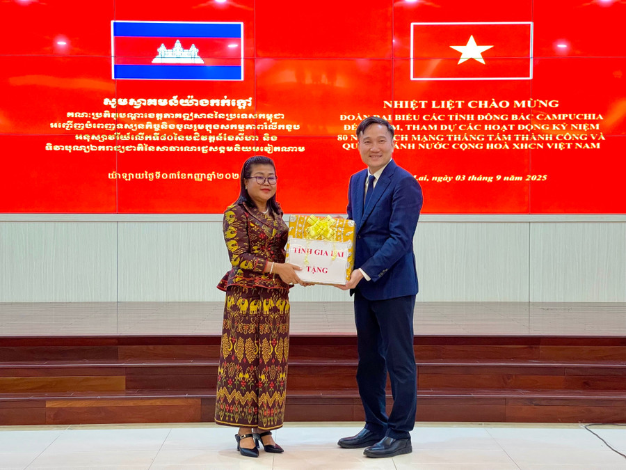 Vice Chairman of the provincial People’s Committee Nguyễn Tuấn Anh (right) presents a gift to the leader of Ratanakiri province. Photo: Vũ Thảo 44.jpg