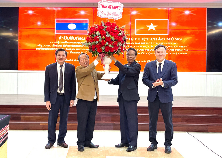Attapeu provincial leaders present flowers to congratulate Gia Lai province. Photo: Vũ Thảo 4.jpg