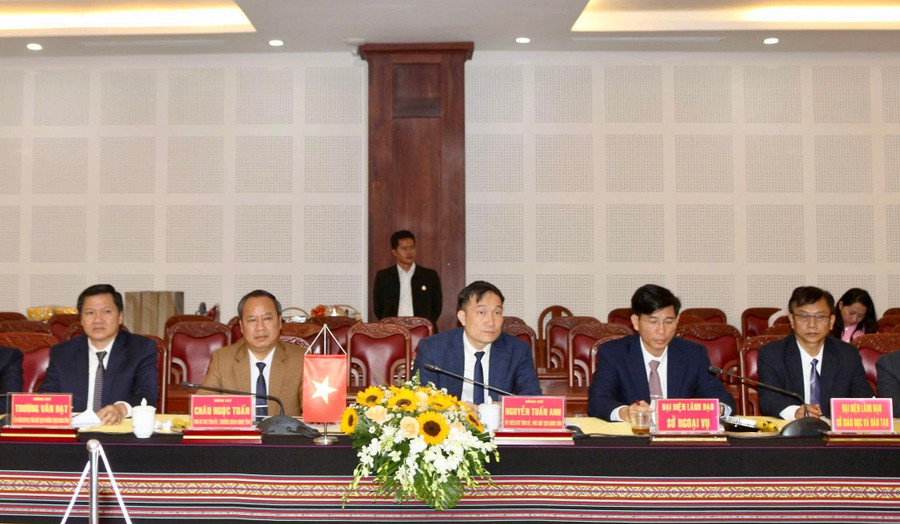 Gia Lai provincial leaders working with the delegation from the Northeastern provinces of Cambodia. Photo: Vũ Thảo 111.jpg