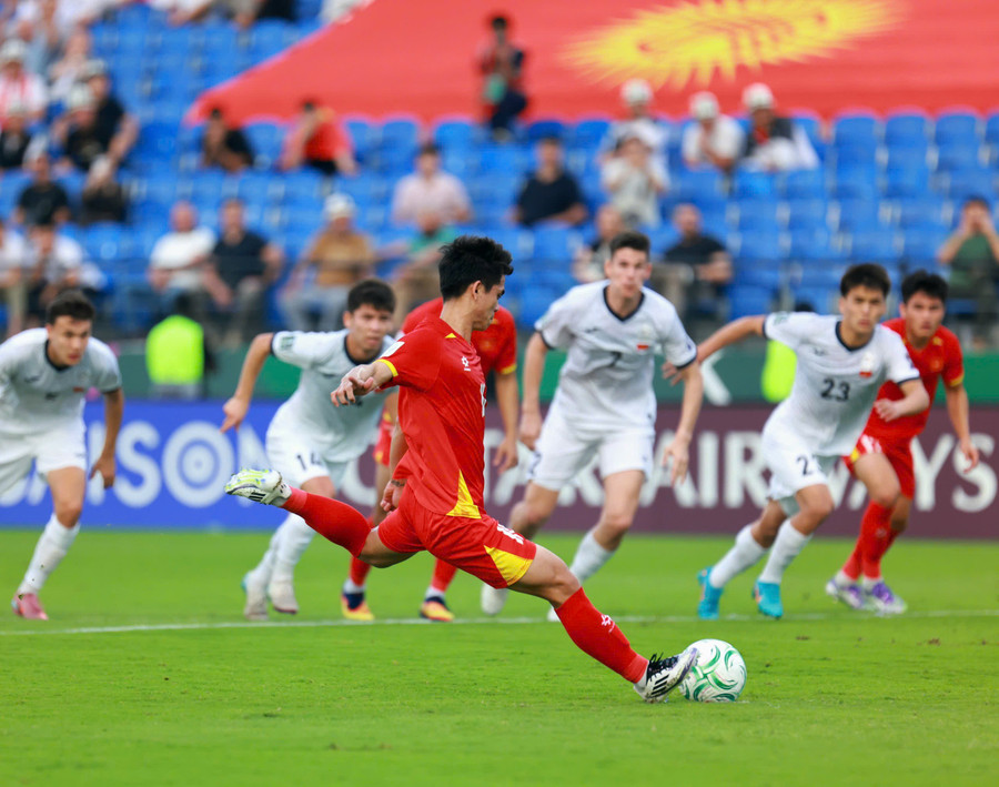 khuat-van-khang-mo-ty-so-som-cho-u23-viet-nam-tren-cham-penalty-anh-ted-tran.jpg
