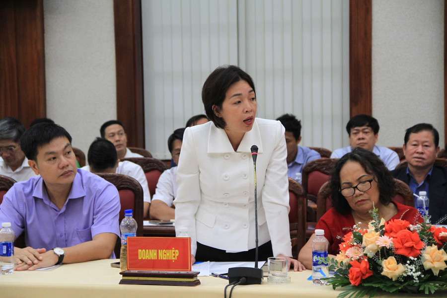 Ms. Lê Thị Hiện, Director of Gia Trọng Tín One Member Limited Liability Company, shares her views at the conference. Photo: Hoàng Hoài ba-le-thi-hien-giam-doc-cong-ty-tnhh-mot-thanh-vien-gia-trong-tin-tran-trong-khi-duoc-truc-tiep-gui-gam-tam-tu-voi-lanh-dao-tinh-anh-van-ngoc.jpg