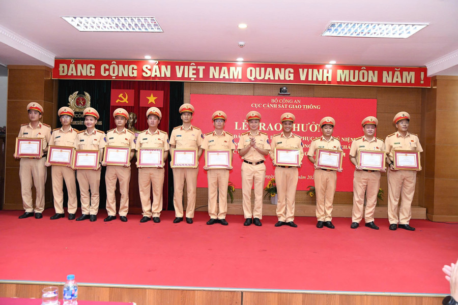 The national traffic police force was praised for outstanding achievements during the A80 mission. Photo: Tuấn Anh luc-luong-csgt-toan-quoc-duoc-bieu-duong-do-co-thanh-tich-dot-xuat-trong-dai-le-a80-anh-tuan-anh.jpg