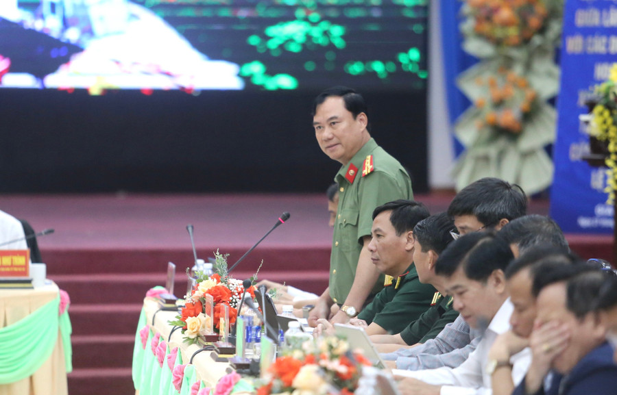 Representatives from provincial agencies and departments address business concerns at the conference. Photo: Văn Ngọc nhieu-lanh-dao-co-quan-ban-nganh-cua-tinh-tham-gia-hoi-nghi-anh-van-ngoc.jpg