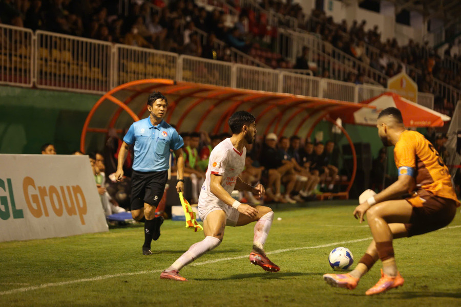 Thể Công-Viettel players (left) struggled to break down HAGL. Photo: Quốc Nguyễn cac-cau-thu-the-cong-viettel-trai-da-choi-kha-be-tac-truoc-hagl-anh-quoc-nguyen.jpg