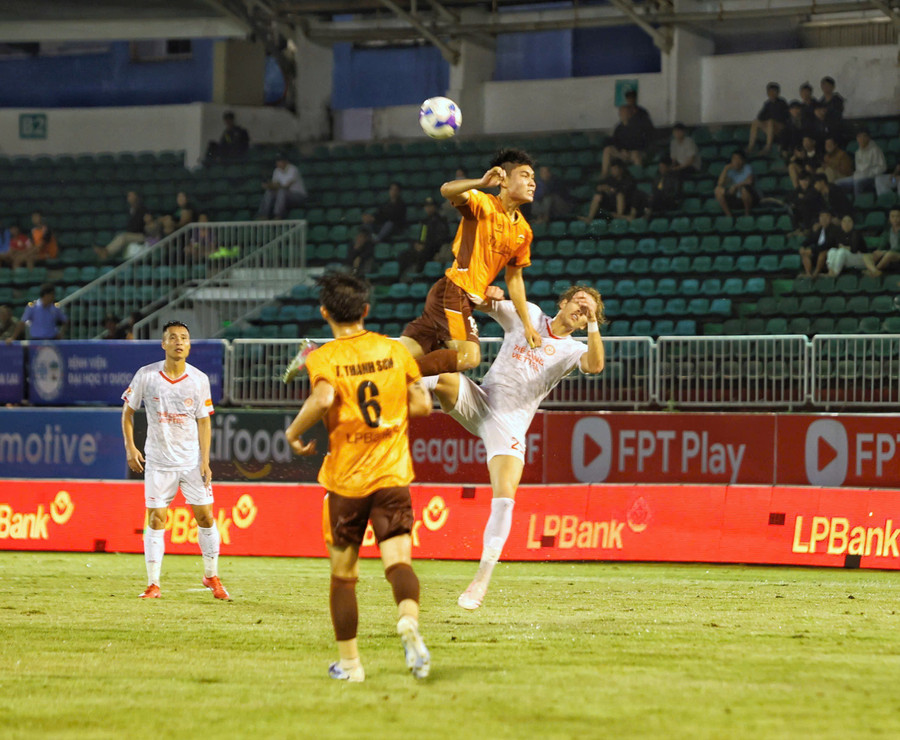 HAGL’s defense showed great courage against Thể Công-Viettel. Photo: Quốc Nguyễn hang-phong-ngu-cua-hagl-da-choi-qua-cam-truoc-the-cong-viettel-anh-quoc-nguyen.jpg