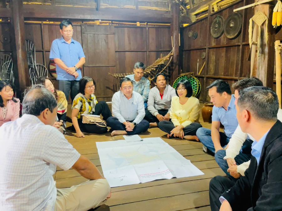 pho-chu-tich-ubnd-tinh-nguyen-thi-thanh-lich-cung-cac-thanh-vien-trong-doan-khao-sat-tai-nha-rong-lang-op.jpg