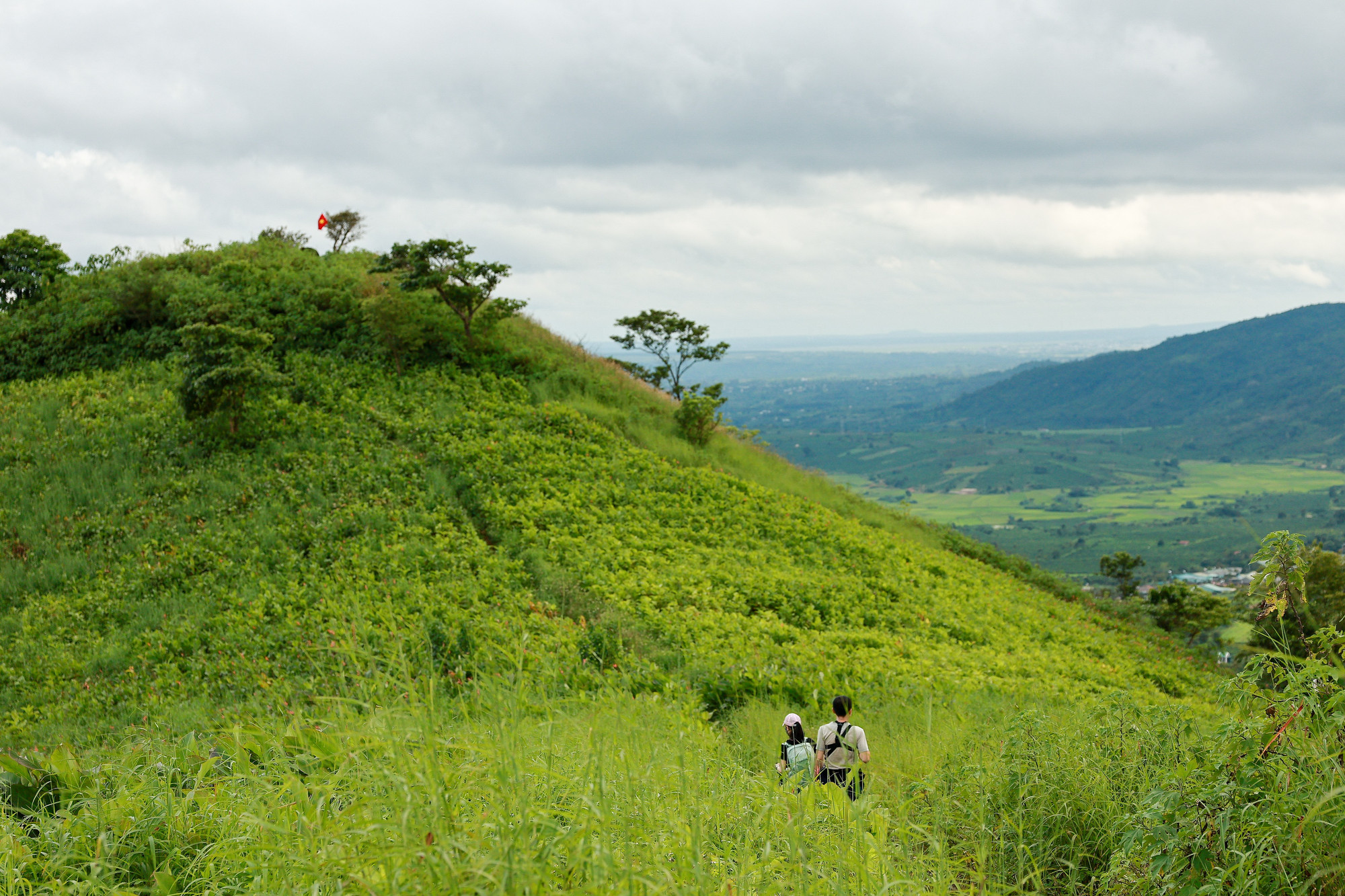 The summit of Chư Đang Ya – marked by a red flag – stands at about 1,000 meters above sea level img-2353-2.jpg