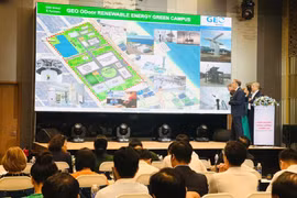 The Chairman of the Gia Lai Provincial People's Committee presents the Decision approving the results of the investor interest invitation for the registration to implement the Renewable Energy Human Resources Training and Development Center project. Photo: T.D