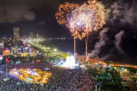 The festive atmosphere and spectacular fireworks displays welcomed the Year of the Horse 2026 during art programs held at Dai Doan Ket Square (Pleiku Ward) and Nguyen Tat Thanh Square (Quy Nhon Ward) on New Year's Eve, February 16.