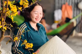 Artisans in the Gò Găng conical hat craft village, located in An Nhơn Bắc Ward, Gia Lai, are busily producing traditional conical hats.