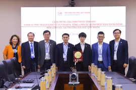 Representatives from Quy Nhon University posed for a commemorative photo with Mr. Terado Hirotsugu, Consul in charge of economic and cultural affairs at the Consulate General of Japan in Da Nang.