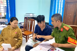 An Nhon Nam Ward police officers guide and assist residents in registering permanent residence for their children through the VNeID application. Photo: Nguyen Chon