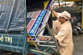Pleiku ward cracks down on sidewalk encroachment, illegal signage