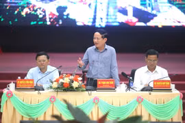 Chairman of the Provincial People's Committee, Pham Anh Tuan (center), highly appreciated the opinions shared by businesses at the conference. Photo: Van Ngoc