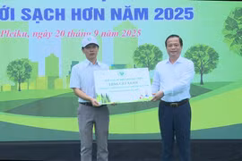 Standing Vice Chairman of the Provincial People's Committee Nguyễn Tuấn Thanh (right) presents a symbolic plaque for the donation of trees to a representative of the Department of Culture, Sports and Tourism.