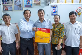 Secretary of the Provincial Party Committee Hồ Quốc Dũng Pays Tribute to Policy Beneficiaries and Outstanding Contributors in Quy Nhơn Ward
