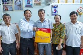 Secretary of the Provincial Party Committee Hồ Quốc Dũng Pays Tribute to Policy Beneficiaries and Outstanding Contributors in Quy Nhơn Ward