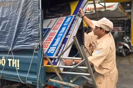 Pleiku ward cracks down on sidewalk encroachment, illegal signage