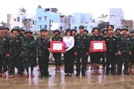 Vice Chairwoman of the Provincial People's Committee Nguyễn Thị Thanh Lịch visits and encourages military units participating in efforts to overcome the aftermath of the floods.