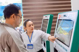 Assisting citizens with procedures at the Smart Administrative Procedure Kiosk at the Provincial Public Administration Service Center. Photo: An Khang