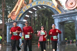 The family of Mr. Đỗ Xuân Việt (Kon Tum Ward, Quảng Ngãi Province) donned traditional bà ba attire, characteristic of the southwestern region, at the Gia Lai City Trail 2025.