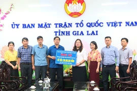 The Standing Committee of Tuy Phuoc Commune has presented 280 million VND in support of flood-affected residents to the Vietnam Fatherland Front Committee of Gia Lai Province. 