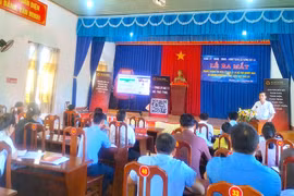 The scene at the launch ceremony of the AI assistant website for administrative procedures in Kông Bơ La commune.