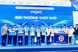Gia Lai: Nguyen Du Secondary School Students Win “Overcoming Adversity” Award at VEX Robotics Competition