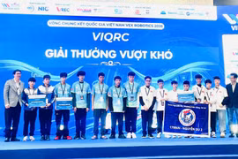 Gia Lai: Nguyen Du Secondary School Students Win “Overcoming Adversity” Award at VEX Robotics Competition