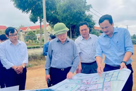 Chairman of the Provincial People's Committee Pham Anh Tuan inspects and directs efforts to resolve difficulties in four western communes of Gia Lai