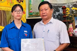 Gia Lai: Two Orphaned Students Receive Vallet Scholarships