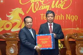 Vice Chairman of the Provincial People's Committee Nguyễn Hữu Quế Receives Delegation of Attapeu Provincial Leaders on Tet Visit