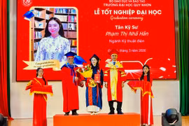 Quy Nhon University awards graduation certificates to 473 new full-time bachelor's degree graduates.