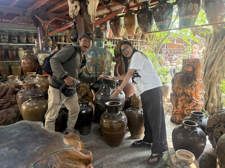 Nay Thức introduces tourists to the types of jars commonly used by Central Highlands ethnic groups to ferment can wine. Photo: Nay Thức 6.jpg
