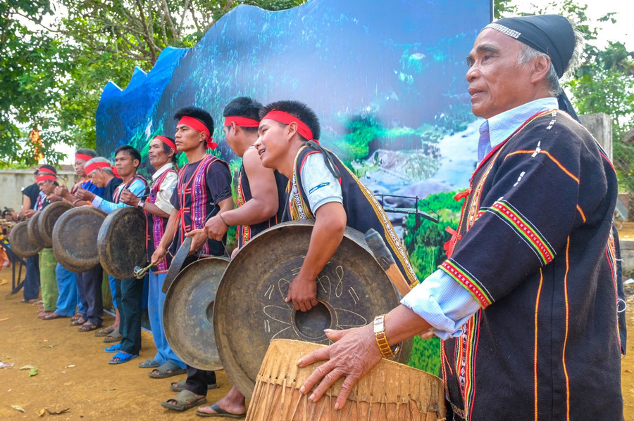 Artisan Đinh Chương (far right; K8 village, Vinh Son commune) has dedicated his life to teaching and preserving Bahnar gong culture. Photo: Ngoc Nhuan 6-1-6088.jpg