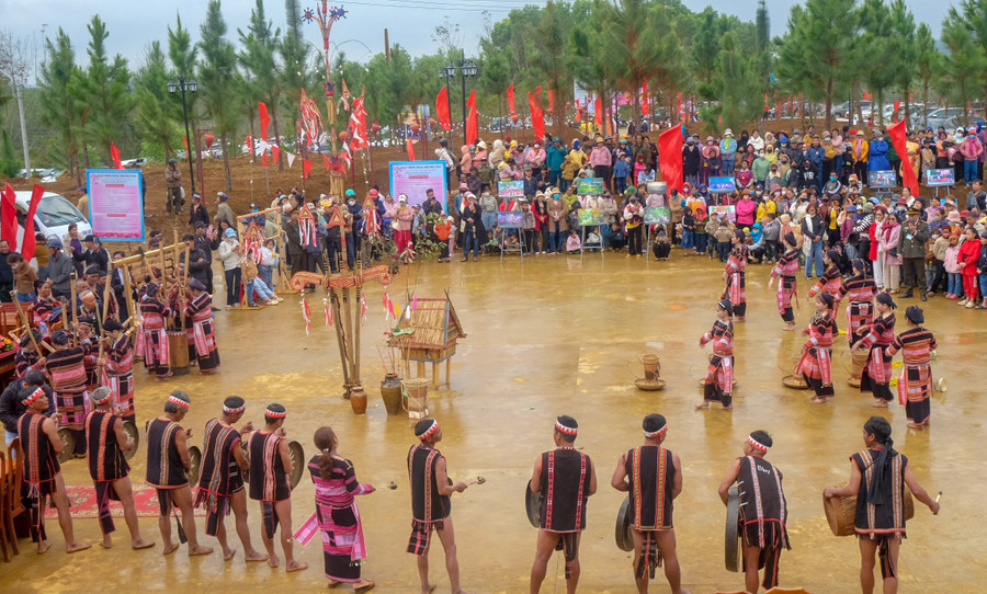 Bahnar people in Vinh Son commune are performing gong music. Photo: Ngoc Nhuan 5-1-6954.jpg