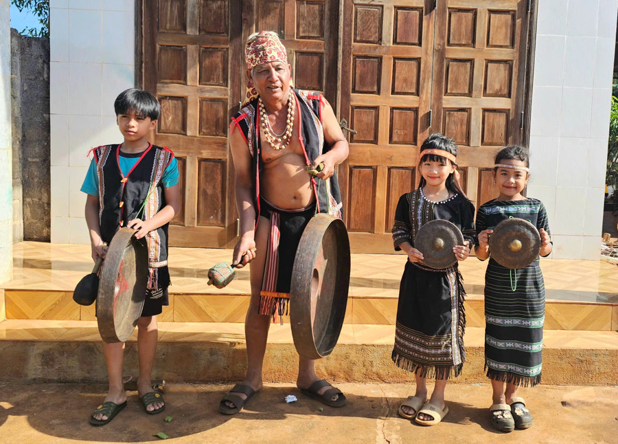 Artisan Ayó (Piơm village, Đak Đoa commune) is teaching his grandchildren how to play gongs. Photo: R.H 1-3.jpg