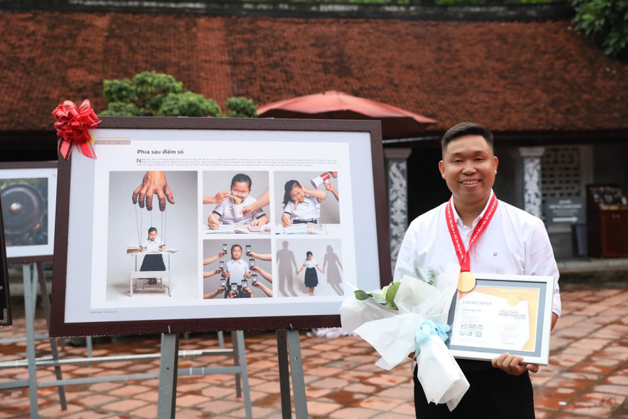 Photographer Phan Minh Thọ with his gold medal-winning series at the 2025 Young Photography Festival. Photo: Provided by the artist 1-9289.jpg