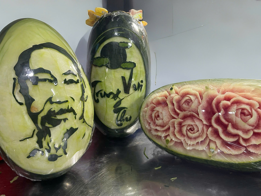 Some of the fruit carving creations Thọ made for this year’s Mid-Autumn Festival. Photo: Provided by subject 3.jpg