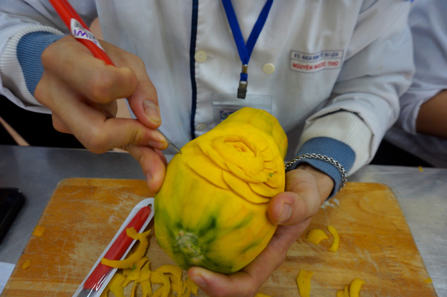 Each decorative flower or animal is crafted with patient, skillful hands. Photo: Nguyễn Muội 2.jpg