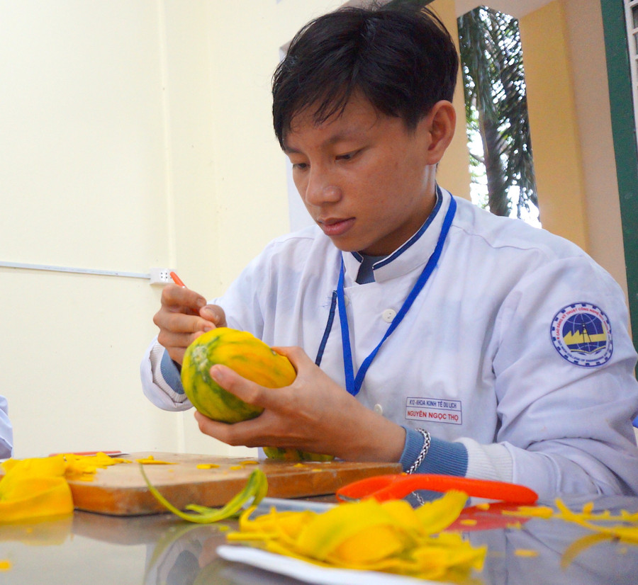 Ngọc Thọ carving fruit. Photo: Nguyễn Muội 1.jpg