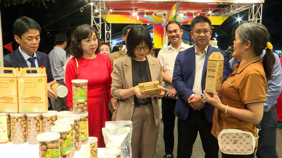 Provincial People's Committee leaders and delegates visit the booth showcasing Gia Lai’s signature OCOP products at the exhibition. Photo: Huy Toàn lanh-dao-ubnd-tinh-va-cac-dai-bieu-tham-quan-gian-hang-gioi-thieu-san-pham-ocop-dac-trung-tieu-bieu-tinh-gia-lai-tai-trien-lam-anh-huy-toan.jpg